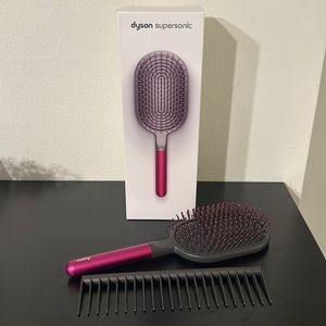 Dyson-designed Paddle brush & Dyson-designed Detangling comb.